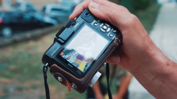 Uomo Tiene Una Macchina Fotografica Tra Mani Parco Primo Piano — Video Stock