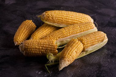 Karanlık bir antika arka plan üzerinde tatlı Mısır