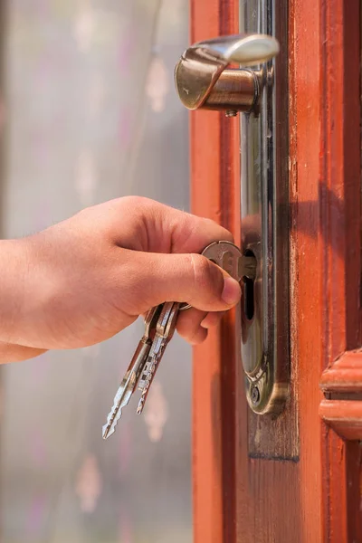 Man Blijkt Sleutel Het Slot Oude Houten Deur Open Selectieve — Stockfoto