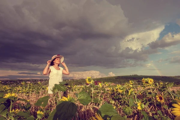 Kvinna Fältet Med Solros — Stockfoto