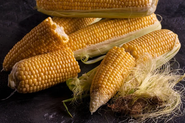 Karanlık bir antika arka plan üzerinde tatlı Mısır