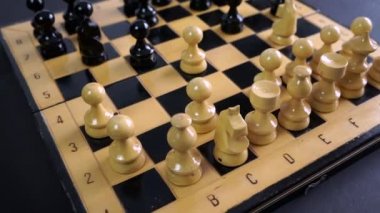 Ahşap Satranç taşları gemide