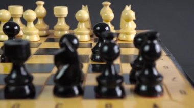 Bir satranç tahtası görüntüsünü kaydırma satranç parçaları hareket bir eli ile.