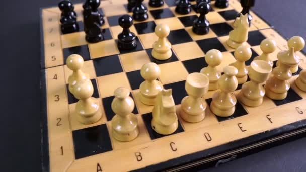 Dřevěné Šachové Figurky Palubě — Stock video
