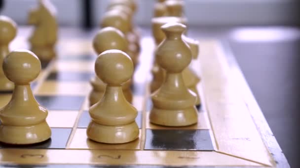 Pièces d'échecs en bois sur plateau 