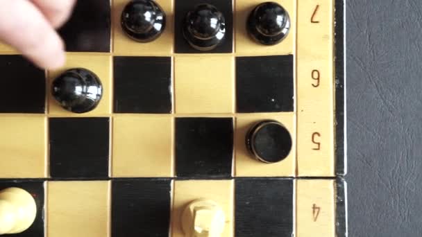 股票片段木棋盘和象棋棋子 顶部视图 — 图库视频影像