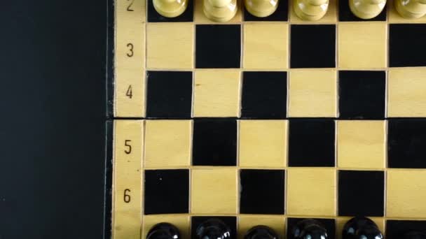 Ξύλινη Σκακιέρα Και Σκάκι Κομμάτια Μήκους Πόδηα Αποθεμάτων Top View — Αρχείο Βίντεο