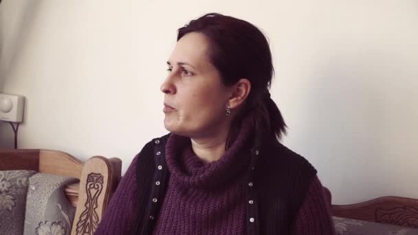 Retrato Mujer Hablando Con Novia Sentada Sofá Habitación — Vídeos de Stock