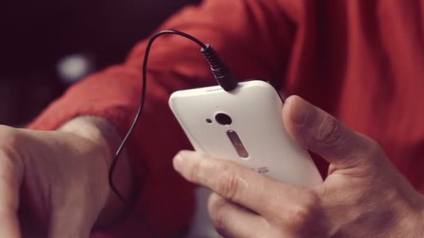 Hombre Sólido Recoge Informe Prueba Teléfono Celular Sentado Cafetería — Vídeos de Stock