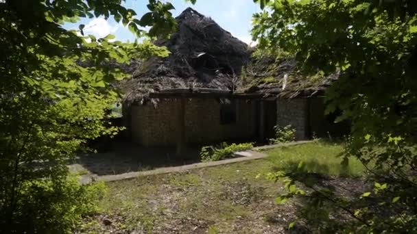 Opuštěné Kamenný Dům Pokrytý Pásu Karet Dům Okraji Lesa — Stock video