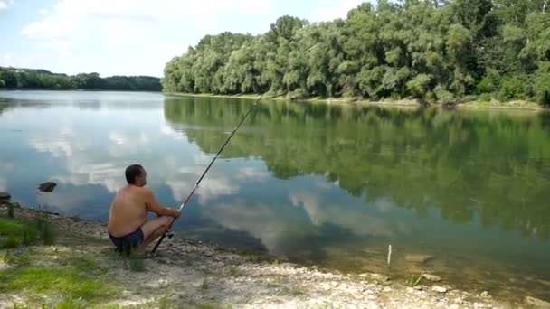 Vissen Rivier Een Visser Met Een Hengel Aan Rivieroever — Stockvideo