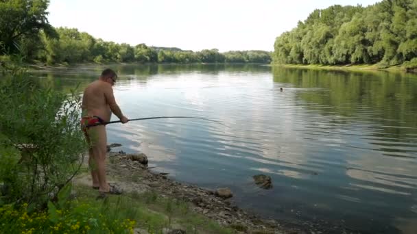 Vissen Rivier Een Visser Met Een Hengel Aan Rivieroever — Stockvideo