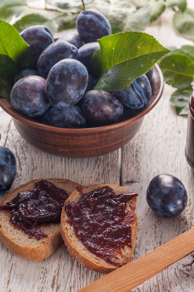 Ahşap masa üzerinde ev yapımı reçel ile taze erik