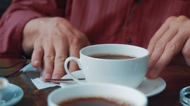 Hombre Limpia Mesa Con Paño Sentado Cafetería — Vídeos de Stock