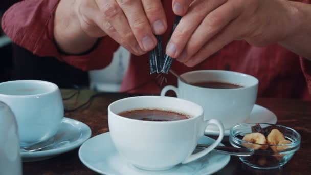 Homem Colocando Açúcar Uma Xícara Com Chá — Vídeo de Stock