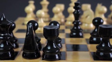 Bir satranç tahtası görüntüsünü kaydırma satranç parçaları hareket bir eli ile.