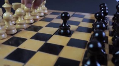 Bir satranç tahtası görüntüsünü kaydırma satranç parçaları hareket bir eli ile.