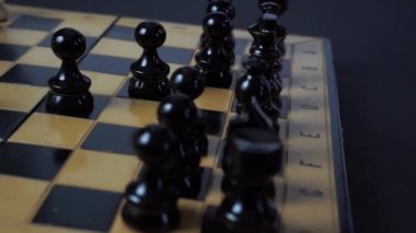 Bir satranç tahtası görüntüsünü kaydırma satranç parçaları hareket bir eli ile.