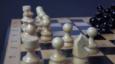 Bir satranç tahtası görüntüsünü kaydırma satranç parçaları hareket bir eli ile.