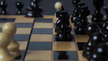 Bir satranç tahtası görüntüsünü kaydırma satranç parçaları hareket bir eli ile.