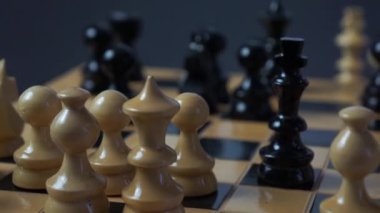 Bir satranç tahtası görüntüsünü kaydırma satranç parçaları hareket bir eli ile.