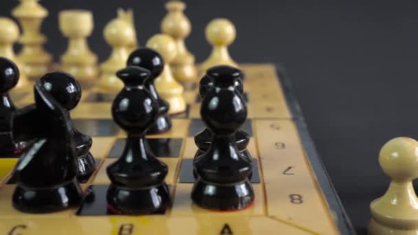 Panorama d'un échiquier avec une main déplaçant les pièces d'échecs .