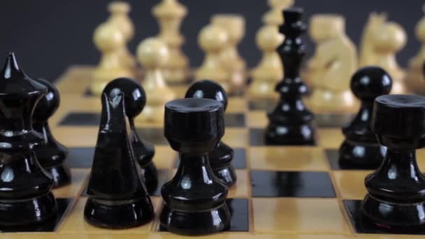 Schwenken Eines Schachbretts Mit Einer Hand Die Die Schachfiguren Bewegt — Stockvideo