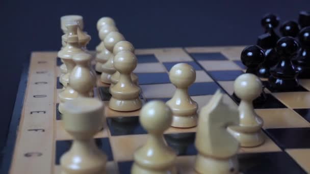 Bir Satranç Tahtası Görüntüsünü Kaydırma Satranç Parçaları Hareket Bir Eli — Stok video