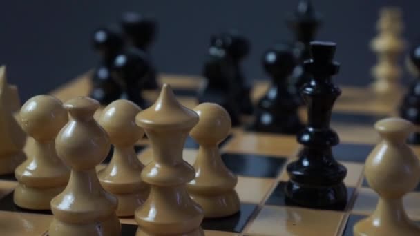 Panorama d'un échiquier avec une main déplaçant les pièces d'échecs .