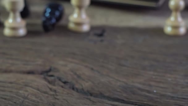 木製のチェス盤と古い木の板の上の部分 知的ゲーム — ストック動画