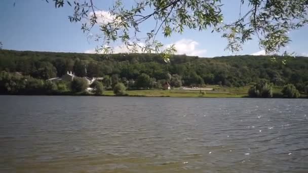 Lago Una Vista Del Monasterio Thiganeshty Moldavia — Vídeo de stock