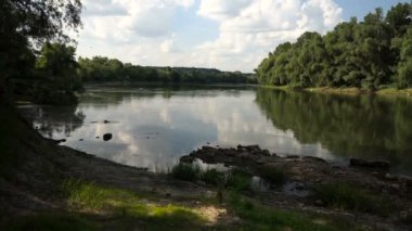 Yaz manzara nehir ile. Dinyester Nehri, Moldova.
