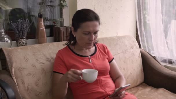 Mujer Bebiendo Café Uso Teléfonos Inteligentes Terraza — Vídeos de Stock