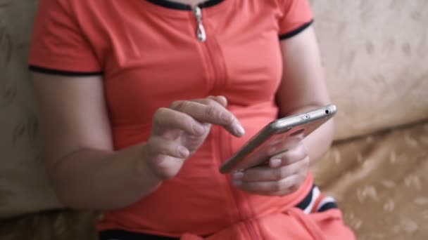 Gelukkig Jonge Vrouw Met Behulp Van Smartphone Het Terras — Stockvideo