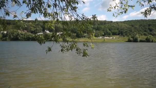 Het Meer Een Weergave Van Het Thiganeshty Klooster Moldavië — Stockvideo