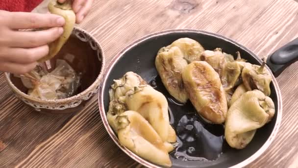 Cocinero Pelar Mano Pimiento Amarillo Para Cena Familiar Preparación Alimentos — Vídeo de stock