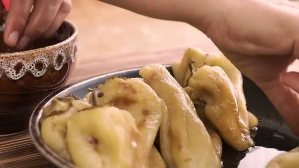 Cocinero Pelar Mano Pimiento Amarillo Para Cena Familiar Preparación Alimentos — Vídeos de Stock