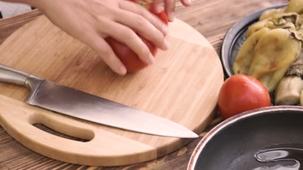 Frau Schneidet Zwiebeln Auf Einem Holzschneidebrett — Stockvideo