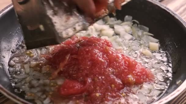 Hände Des Küchenchefs Legen Tomaten Eine Pfanne Mit Zwiebeln — Stockvideo