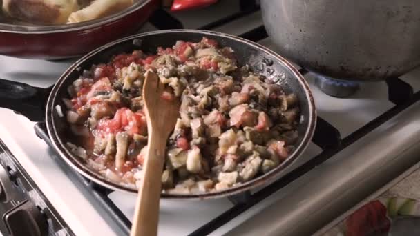 Крупним Планом Свіже Нарізане Баклажани Овочами Смаженими Сковороді — стокове відео