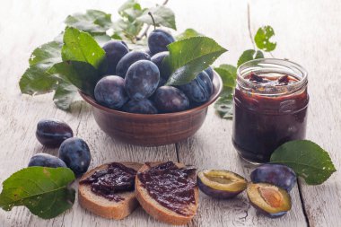 Ahşap masa üzerinde ev yapımı reçel ile taze erik