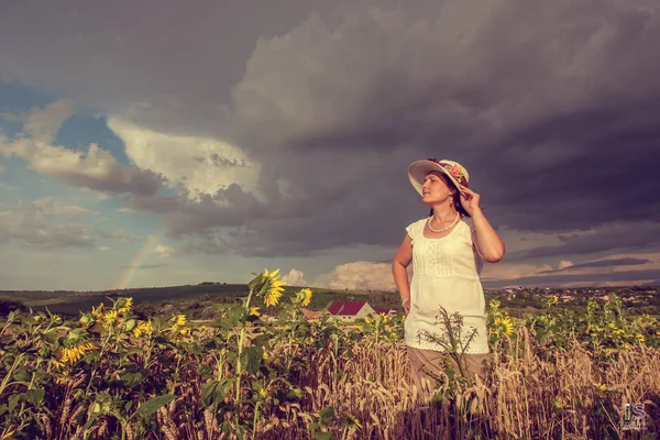 Donna Campo Con Girasole — Foto Stock