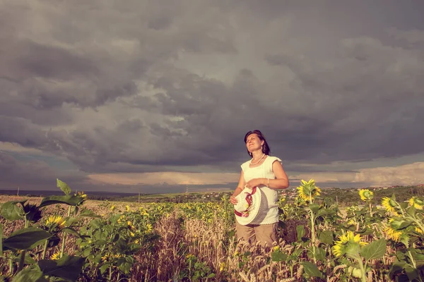 Mujer Campo Con Girasol —  Fotos de Stock