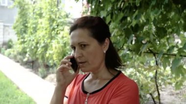 Genç çekici kadın cep telefonu, açık havada söz