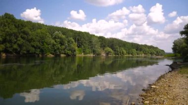 Yaz manzara nehir ile. Dinyester Nehri, Moldova.