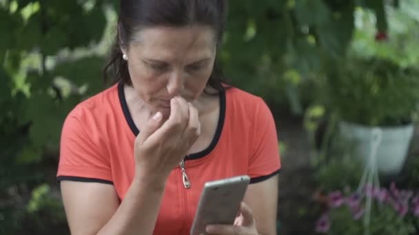 Mujer Joven Usando Teléfono Inteligente Fuera Los Árboles Verdes Fondo — Vídeos de Stock