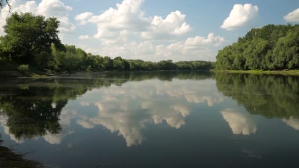 Paysage estival avec la rivière. Rivière Dniester, Moldavie .