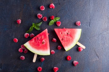 Karpuz ile ahududu vintage taş zemin, doğal fuud üzerine.