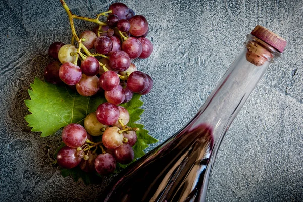 Wintage の背景にワインのバトルとブドウ — ストック写真