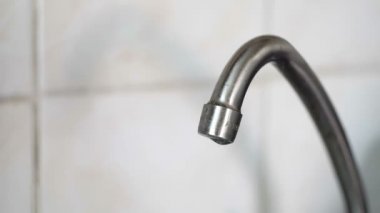 Makro damlama banyo musluk emzik. Ön taraftan düz düşük bir açıyla görüntüleyin
